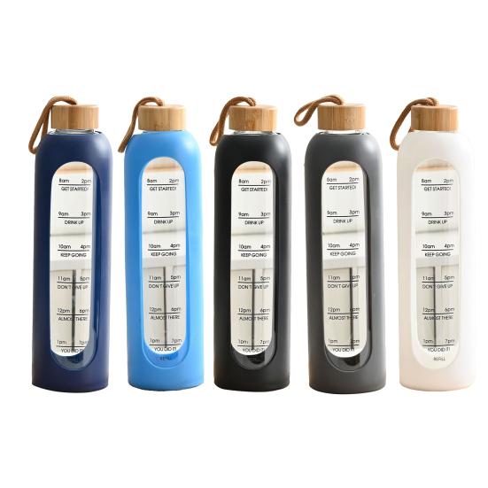 Glaswasserflasche 1 Liter Fassungsvermögen Trinkflasche mit Zeitmarkierung Silikonhülle Auslaufsicherer Ausgießerdeckel Weiter Mund Wasserbecher