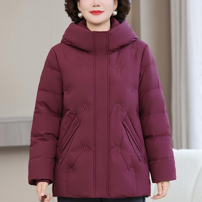 Nadměrná velikost XL-6XL Dámská krátká prošívaná bunda středního věku Zimní svrchní oděv s kapucí Elegantní výšivka Hřejivé péřové kabáty