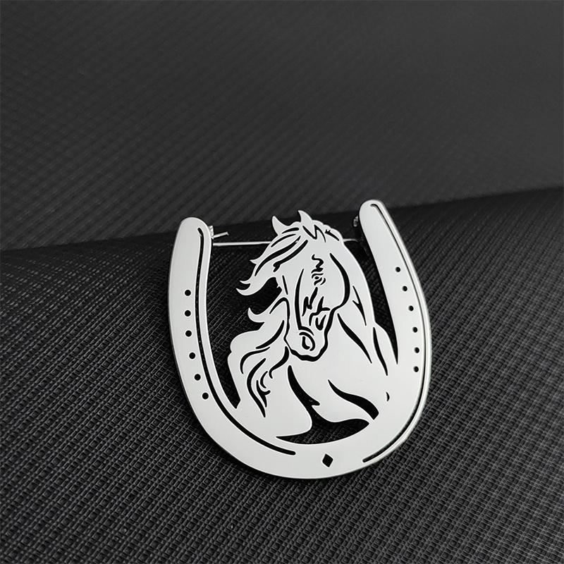 Western-Style Horseshoe Brooch Hollow-Out Horse Metal Pin Denim Backpack Embellishment Outdoor Casual Pins Accessory 1Pc