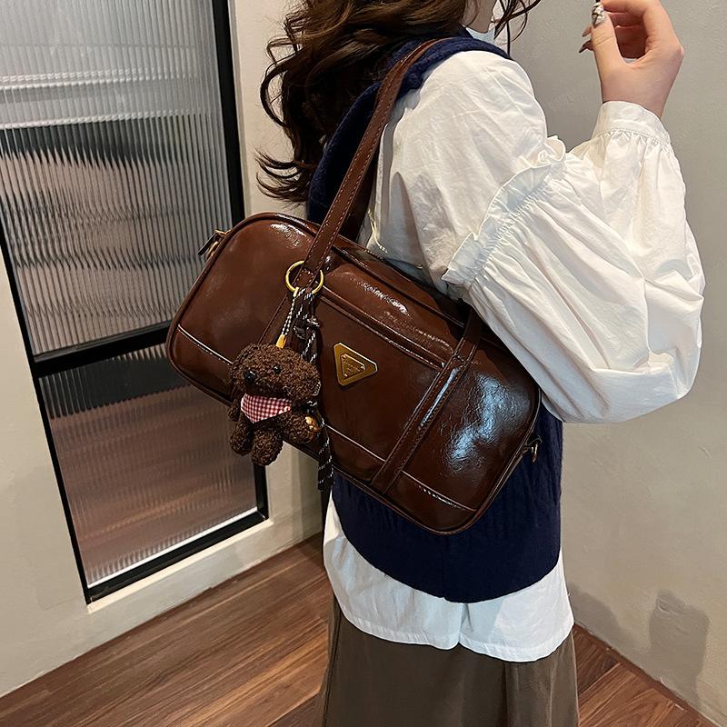 2025 Winter New Retro Soft Leather Bowling Bag Niche Design Commuter Handbag Oil Wax Leather Messenger Bag Tide