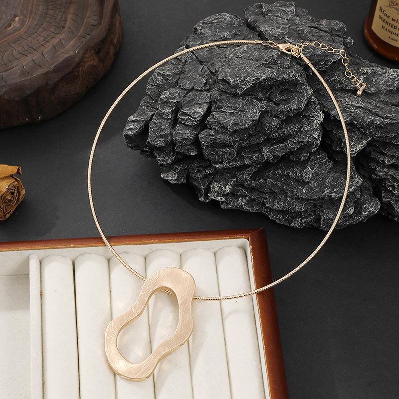 Fashionable hollow geometric pendant necklace