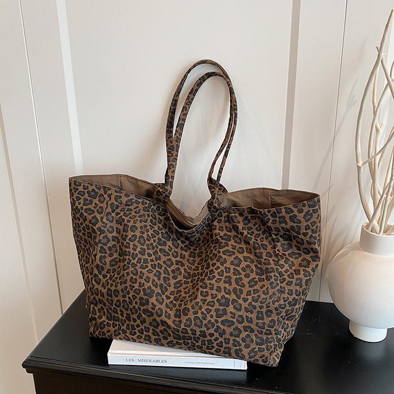This Year's Popular Bag Women's 2025 New Fashionable Retro Leopard Print Tote Bag Student Class Bag Lightweight Handbag