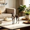Soška psa Whippet Greyhound ve tvaru srdce, Vintage figurka psa s přívěskem, Elegantní nápady na dárky pro milovníky, Pryskyřičná soška zvířete, Rustikální dekorace na stůl