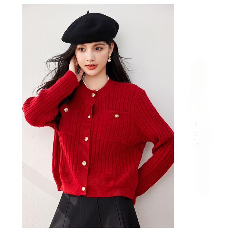 Cozy Red Knitted Sweater with Loose Fit and Chic Style for Winter