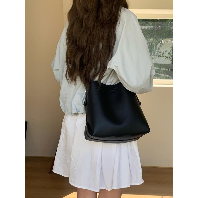

New women s bags are high-end and versatile, morning eight commuting large-capacity tote bags, portable one-shoulder messenger big bags, trendy. чёрный