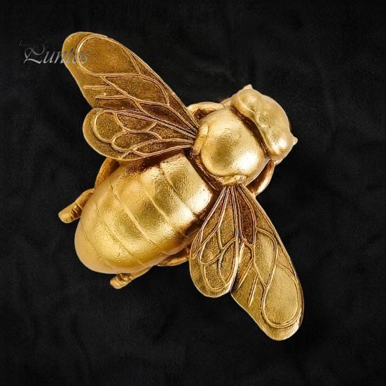 Decorative Bee Figurines for Home Vintage Gilded Resin Figurine, Lifelike 3D Insect Sculpture with Built-In Wall Small Gold Statue Hook, Light Luxury