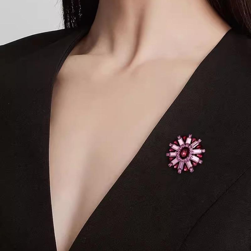 Crystal Flower Brooch - High-end Women's Retro Elegant Oval-shaped Brooch for Suit Jackets and Outerwear Accessories