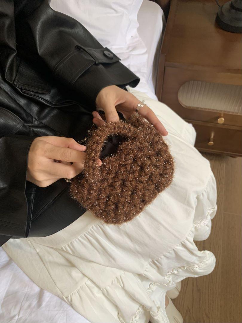 

Autumn and winter new mini vegetable basket of the same series fashionable casual versatile pure hand-woven bag темно-коричневого кольору