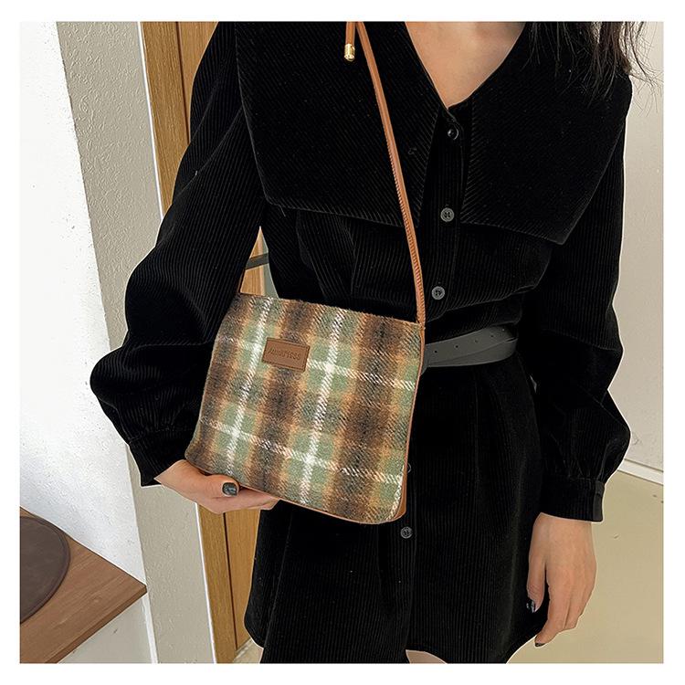 2024 Women's Retro Plaid Woolen Crossbody Bucket Bag - Large Capacity Autumn/Winter Shoulder Tote