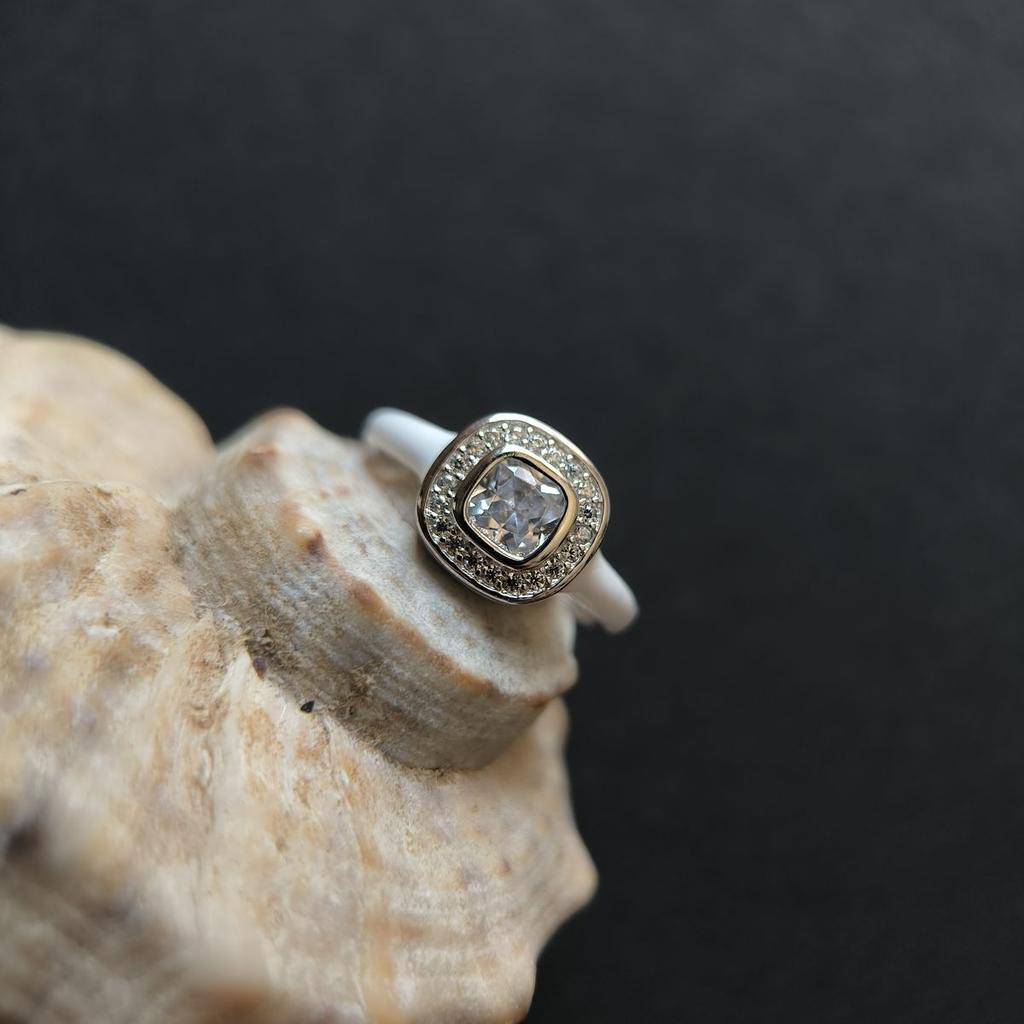 Серебряное кольцо с емаллю, фианитами, вес изделия 2,8 гр (60002259)