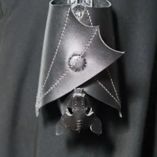 Faux Leather Bat Coin Purse Handmade Gothic Novelty Bat Coin Pouch with Wings Zippered Bat Shape Keychain Wallet for Bags Belts