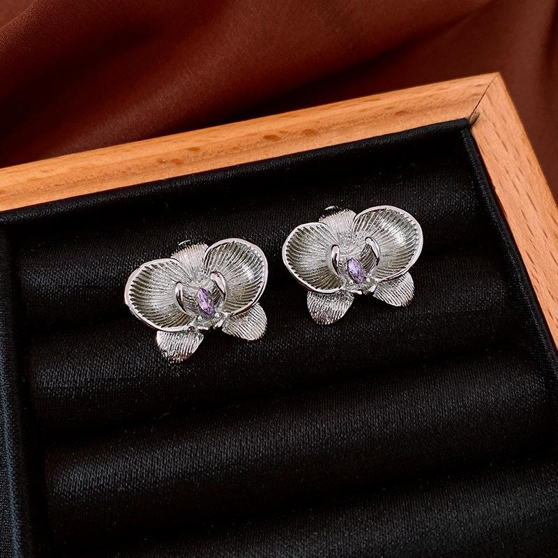 

Винтажные серьги-цветы с эффектом потертости, с серебряной иглой и бриллиантовыми вставками - Ретро-шик, Пусеты класса люкс