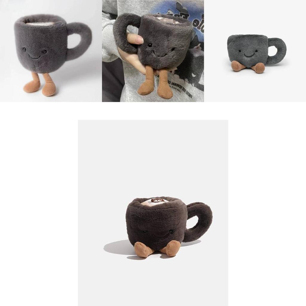 Rozkošná plyšová hračka panenka na mazlení v designu šálku kávy v šedé barvě pro dárek k Novému roku 2024