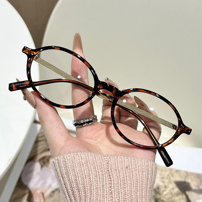Retro Anti-Blue Light Myopia Glasses for Women New Fashionable Oval Frame Ultra-Lightweight High Definition Eyewear Unisex