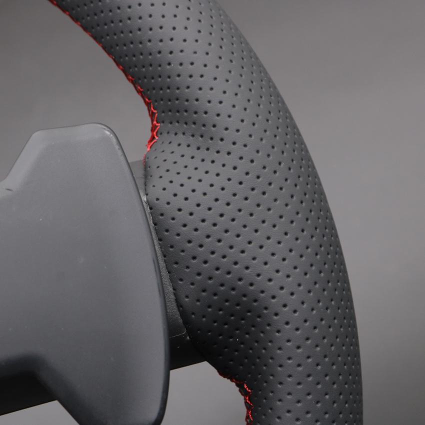 Schwarzes, handgenähtes, weiches und rutschfestes Kunstleder-Lenkradbezug für Nissan Rogue Pathfinder Qashqai X-Trail 2021-2023