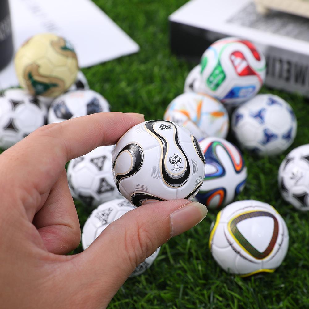 Mini Pallone da Calcio Modello Souvenir Coppa del Mondo Set Regalo Giocattolo di Simulazione Regalo per tifosi Varie Decorazioni da Calcio