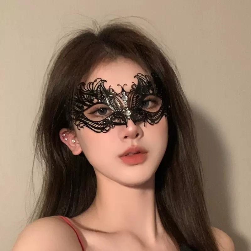 Sexy Spitzen-Halbmaske mit Federn - Halloween-Make-up Maskerade-Party-Accessoire