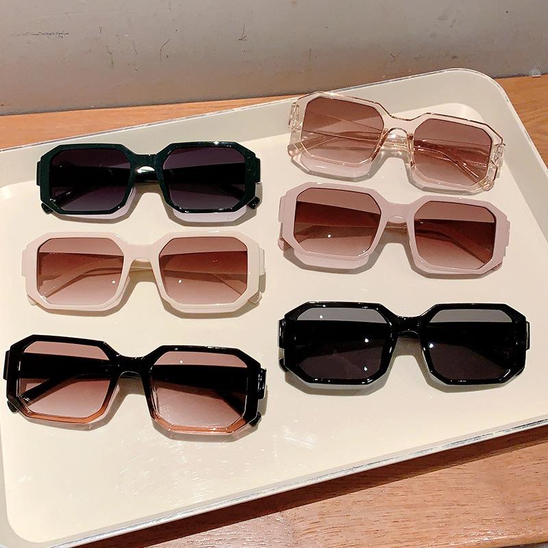 2025 New Square Eyewear Fashion Vintage Sunglasses Women Brand Designer Retro Large Rectangle Sun Glasses Female Travel Eyewear