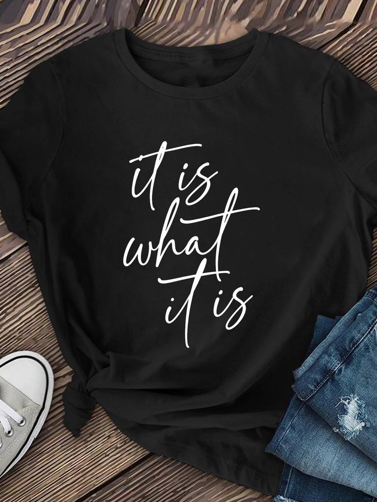 Vêtements à manches courtes et col rond imprimés, style calligraphie minimaliste manuscrite, tendance 2026.