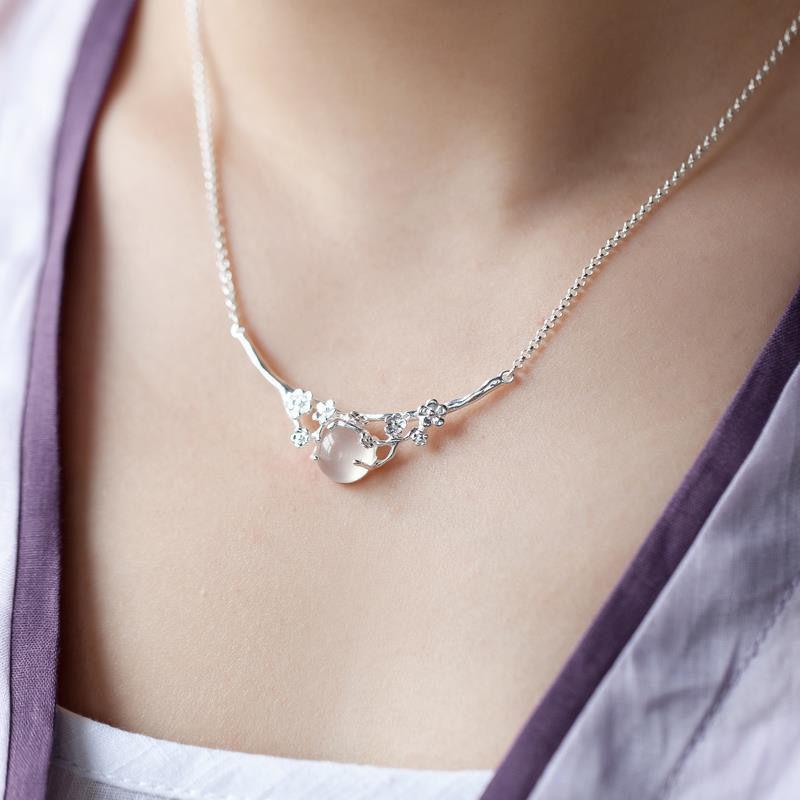 Designer Original Craft Irregular Plum Blossom Egg Round Pendant Necklace Retro Aristocratic Charm Women'S  Jewelry