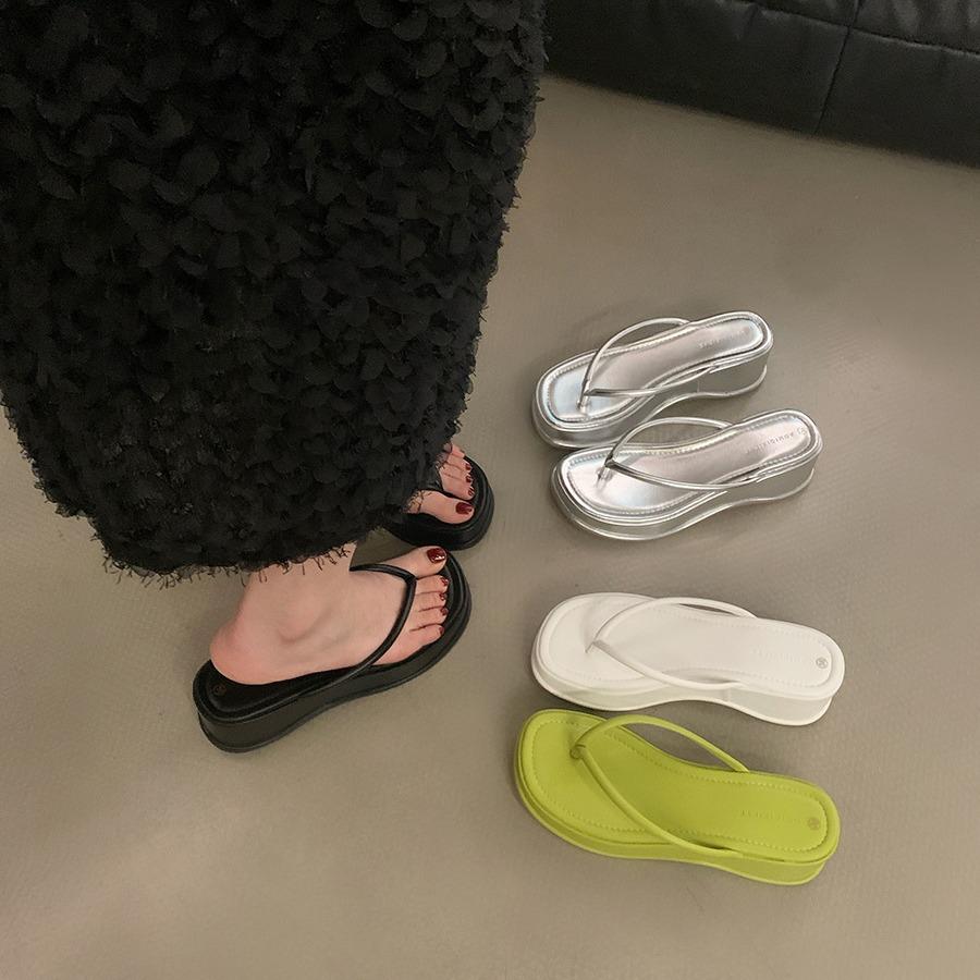 Simple and versatile flip-flop shoes women's shoes 2025 new summer heightening thick-soled beach sandals