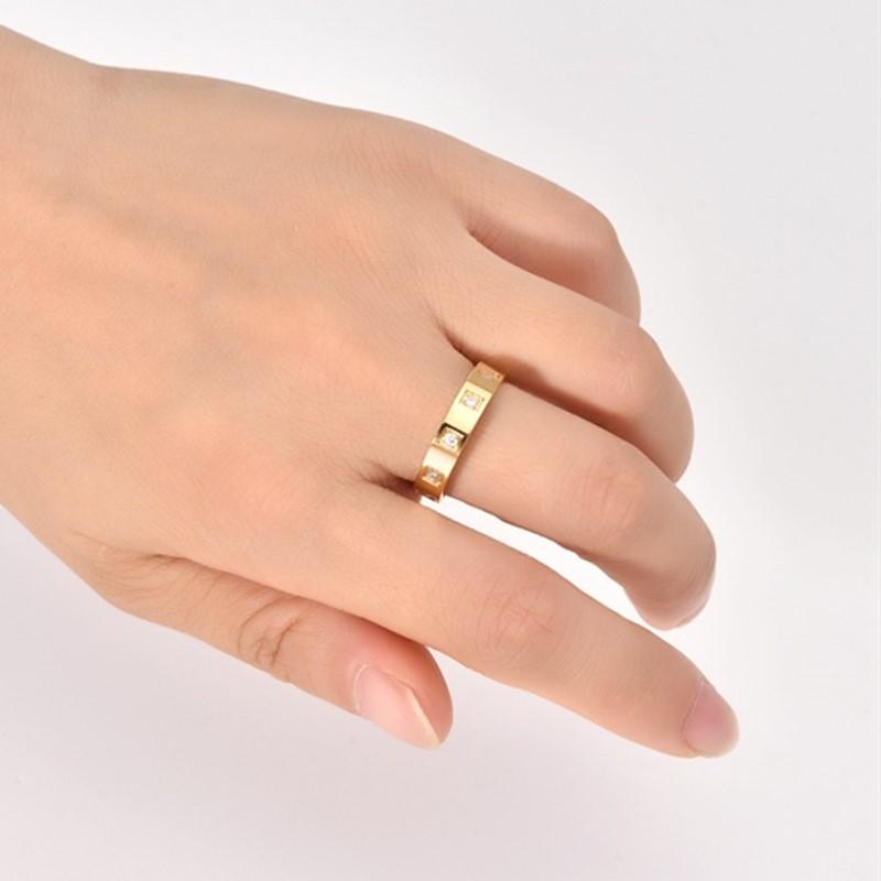 2025 Premium Women's Narrow Edition 18K Gold Carving Grid Ring with Diamond Set Around The Circle, Small Fragrant Style Ring