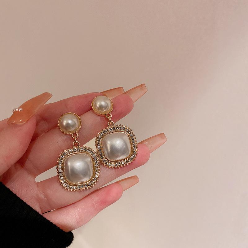 French retro diamond pearl earrings court temperament geometric stud earrings Internet celebrity new earrings women