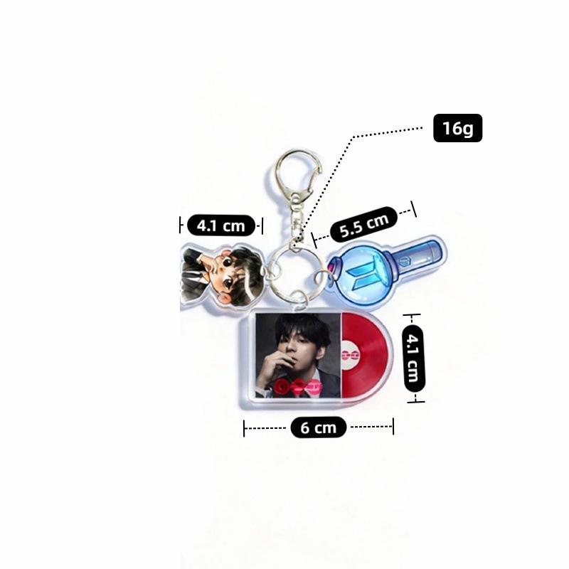 BTS Portachiavi Stile Disco in Vinile, con una Persona Reale, un Personaggio dei Cartoni Animati e un Bastoncino Luminoso – Un Accessorio in Tre Pezzi per Merchandising di Celebrità.