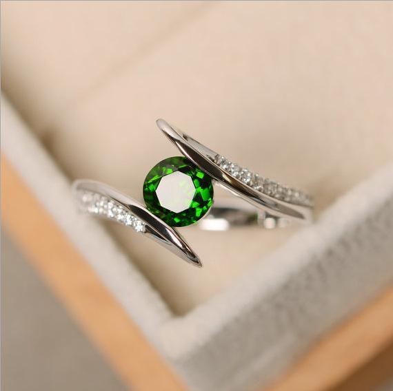 Fashionable European and American Zircon Rings: Elegant Women's Micro-Inlaid Design