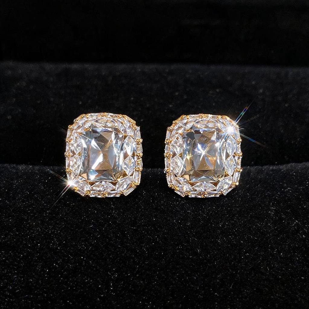 Silver Needle Rhinestone Geometric Stud Earrings - Light Luxury, High-End, Niche Personality Ear Ornaments for Women.
