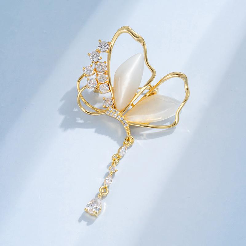 French Light Luxury Butterfly Brooch with Cat's Eye Tassel for Suits
