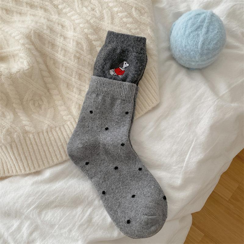 Damen Herbst Winter Verdickte Warme Gestreifte Stoff Logo Cartoon Welpe Gestickte Wolle Mittelhohe Schaft Frotteesocken