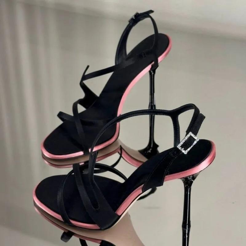 Satynowe Szpilki Fashionable High Heels Color Block z Jednym Paskiem 2026 Nowe Letnie Seksowne Sandały Temperamentne Wszechstronne