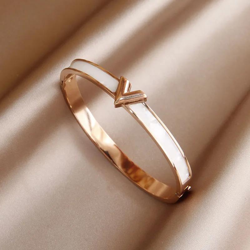 Classic Stainless Steel Letter V Charm Bracelet for Women Metal Flower Bracelets Rust-proof Wrist Jewelry Gift Party