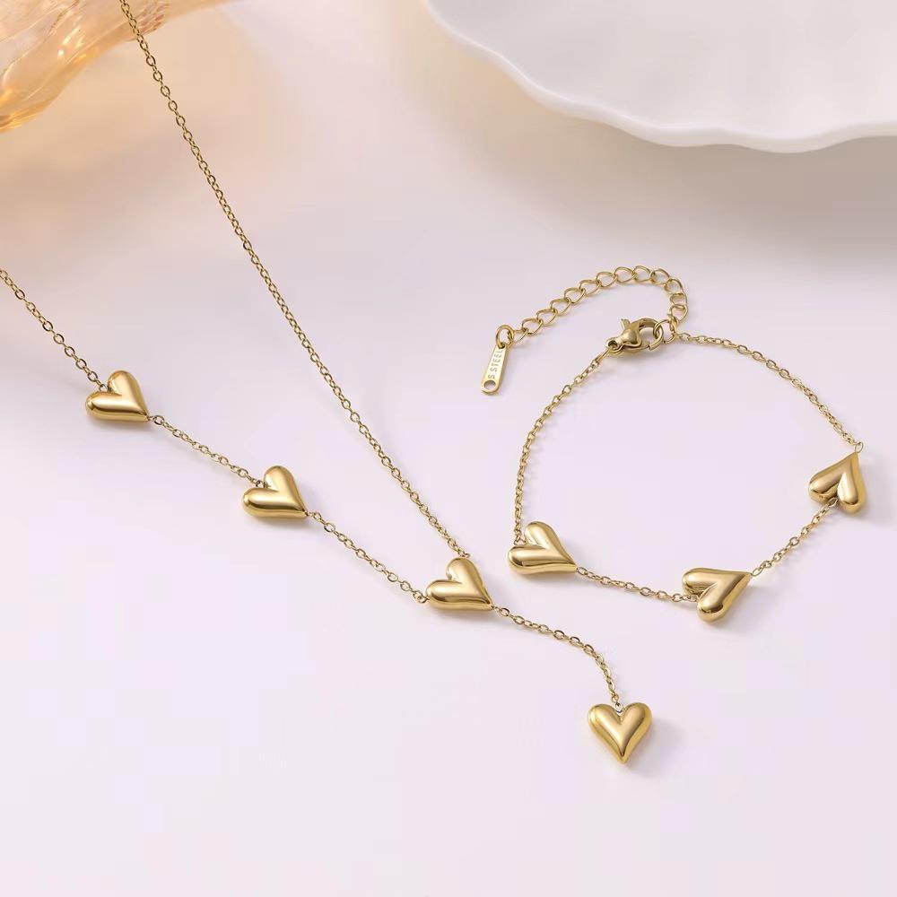 European and American Fashion Titanium Heart Necklace and Bracelet Set for Women – Simple, High-End, Non-Fading Clavicle Chain.