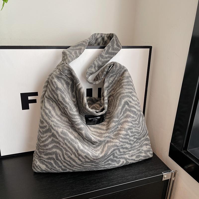 

Повседневная ретро простая сумка большой вместимости осень-зима новая наплечная сумка-мессенджер 2025 женская персонализированная сумка-тоут серый