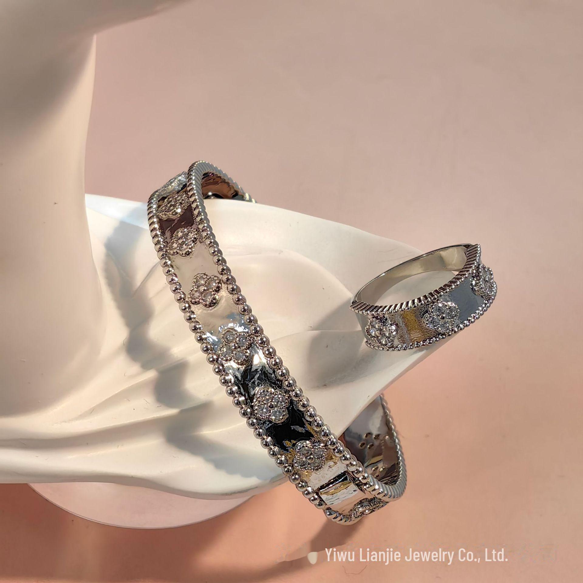 

Винтажный комплект колец-браслетов с гальваническим покрытием «Четырехлистный клевер» — стильный, универсальный и модный