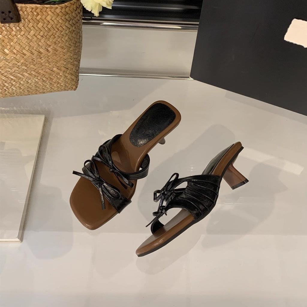 Hausschuhe Damen Oberbekleidung Sommer 2025 neue Sandalen mit dickem Absatz eckige Zehenpartie coole Hausschuhe mit Rock Damenschuhe Einwort-High Heels