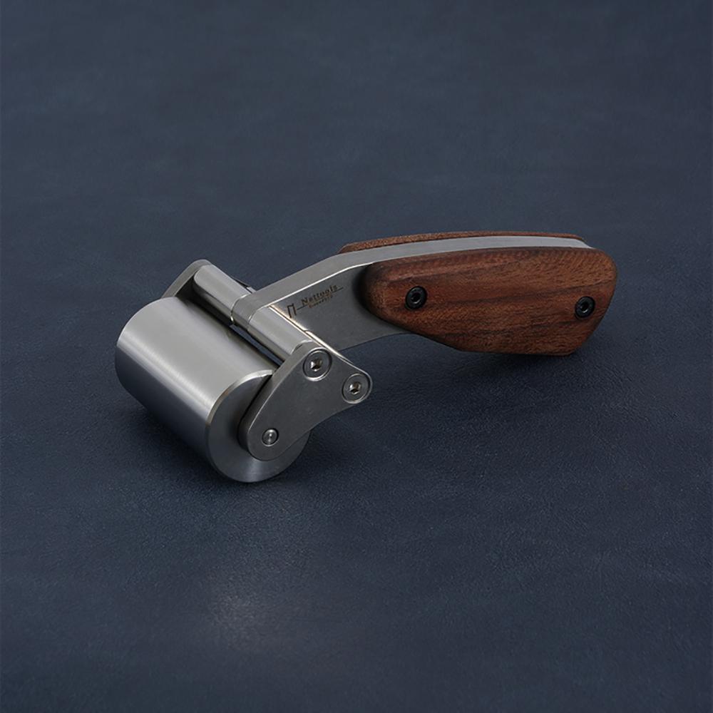 

Nattools Leather Roller Heavy Duty 304 Stainless Steel 60MM Press Wheel with Black Walnut Handle DIY Handmade Leathercraft Tools світло-сірого кольору