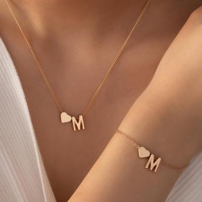 Set Collana e Bracciale con Lettera 'M' a Forma di Cuore Retro Europeo e Americano per Donna