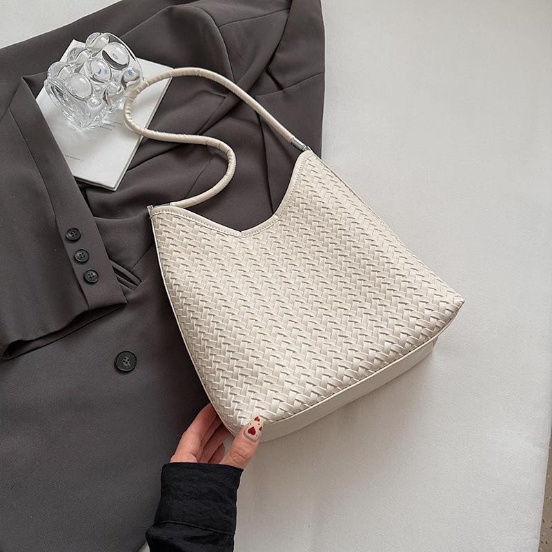 2025 new casual foreign style large capacity single shoulder fashion popular woven commuter simple retro tote armpit bag
