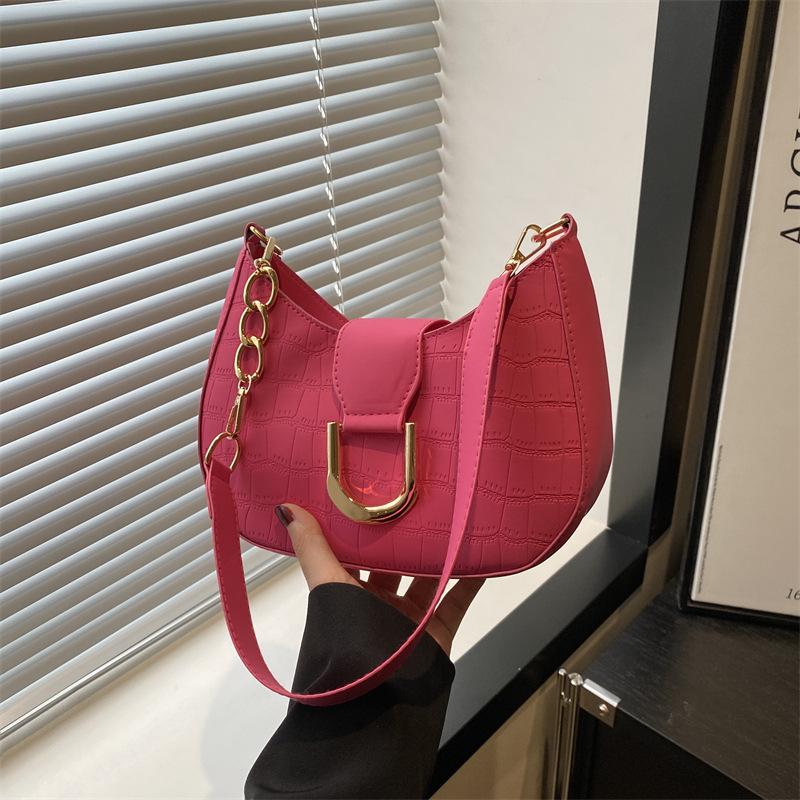 

Маленькая сумка в иностранном стиле, женская сумка 2025, новая текстура с узором крокодила, сумка-багет под мышкой, на плечо, модная повседневная сумка-мессенджер, трендовая сумка роза розовый