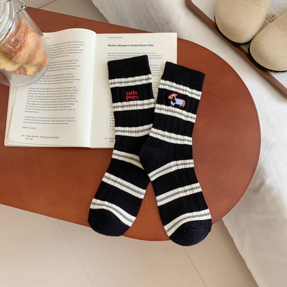 

Женские хлопковые полосатые носки до середины икры двойной вязки с милой вышивкой таксы и асимметричным дизайном AB One Size чёрный