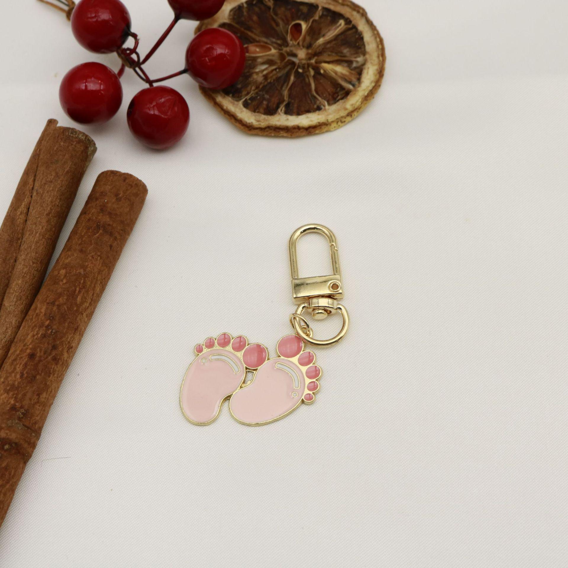 Cartoon Cute Metal Footprint Keychain for Boys and Girls золотой