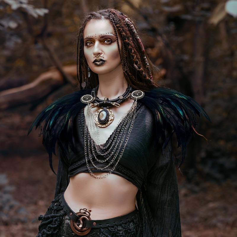 1 Stück Umhang mit Federn im Wikinger-Stil - Mittelalterliche Kostümaccessoires für Cosplay, Maskerade & Halloween-Party Faux-Federn-Umhang