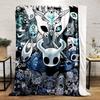 Eine dicht gepackte Collage aus stilisierten Fantasy-Charakteren und Masken. Decke für alle Jahreszeiten Mittagspause Überwurf Geschenk