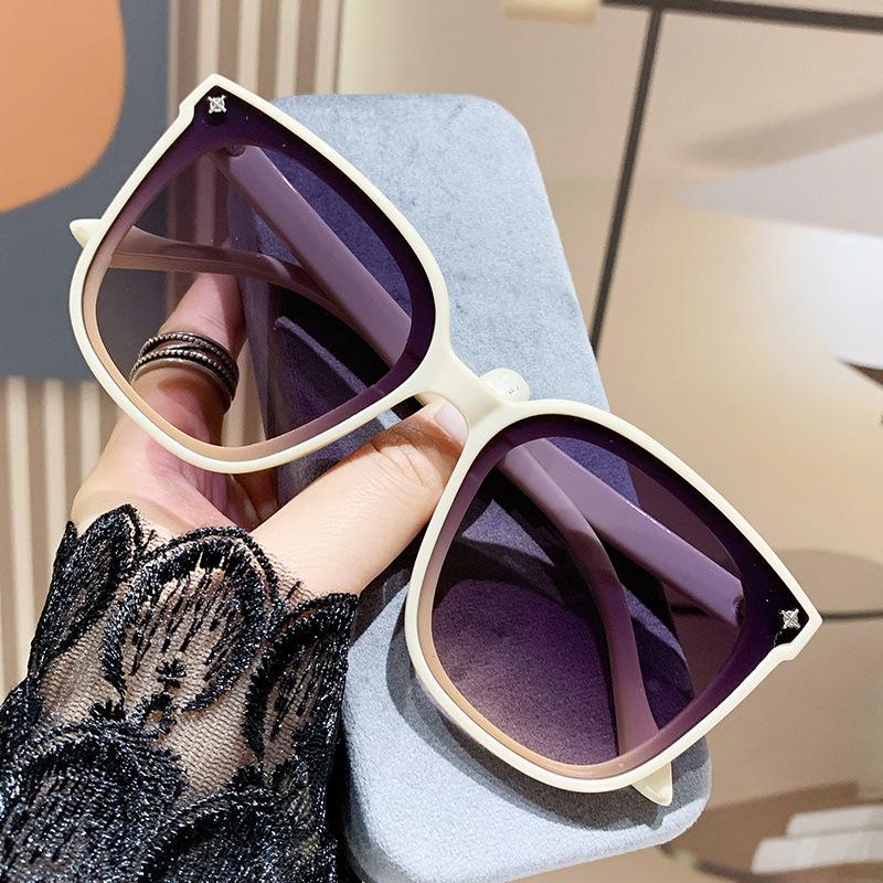 Trendy Unisex UV-Blocking Sunglasses for Round Faces - Ideal for Summer Driving