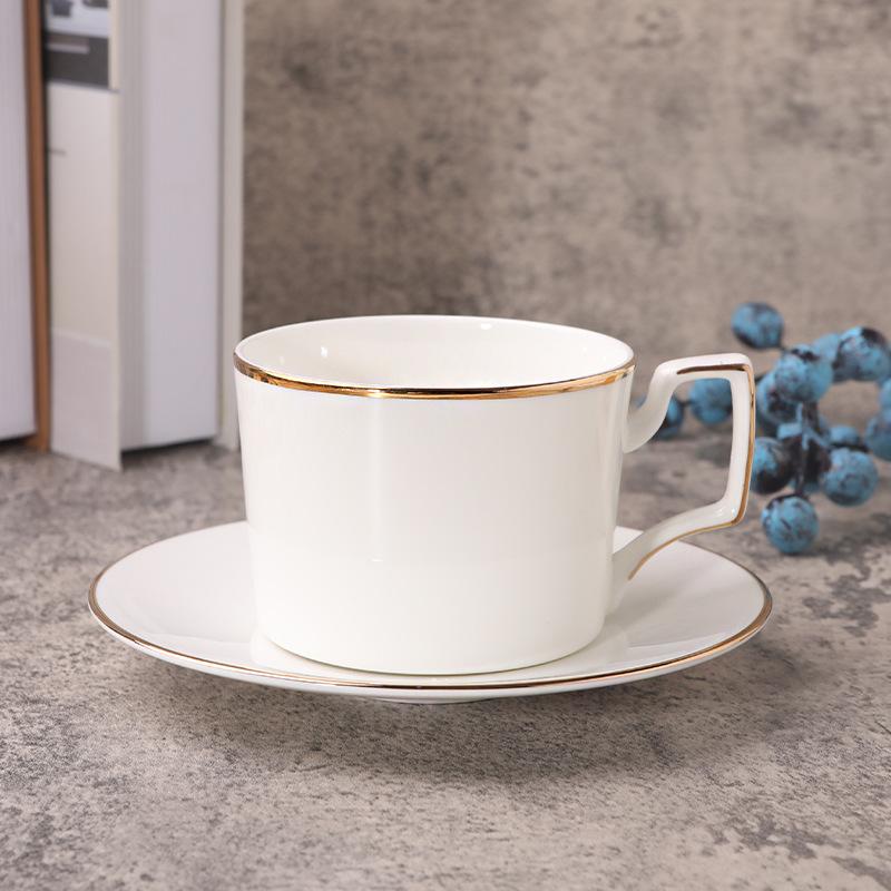 Tazza da caffè in bone china con piattino decorazione bordo dorato Fiore Tazza da tè Minimalismo Nordico Tazza da caffè in ceramica bianca solida Bicchiere