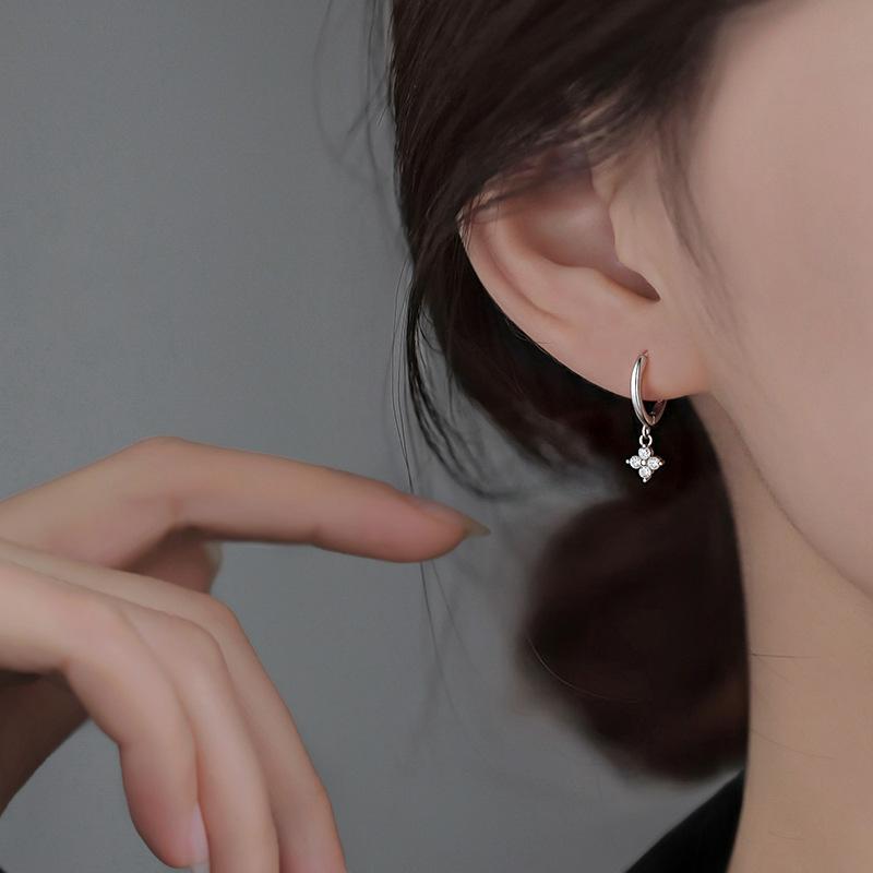  White Zircon Flower Hoop Earring for Women Luxury Crystal Four-leaf Clover Earrings Simple Fashion Huggies Jewelry Gifts