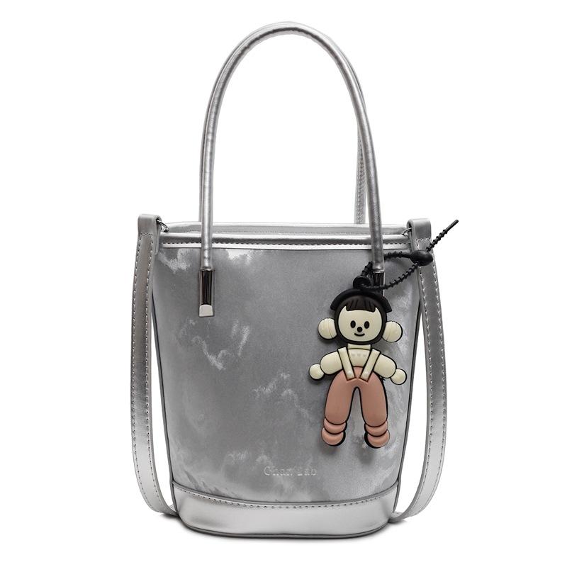 This year, simple and contrasting colors are popular. Korean hand-carried bucket bags are fashionable, commuting and versatile, and high-end textured